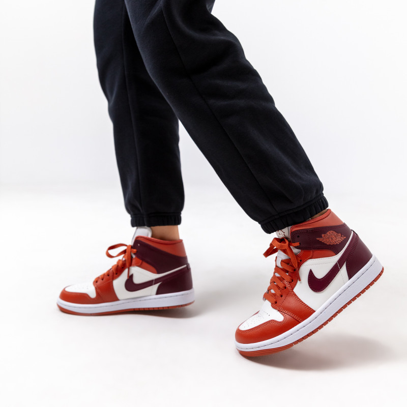 Nike WMNS AIR JORDAN 1 MID 