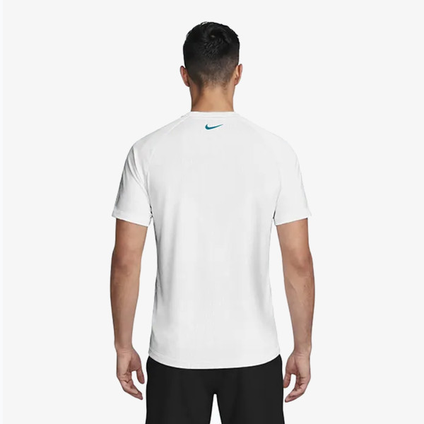 Nike Essential 